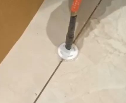 潼南瓷砖空鼓维修公司专业解答瓷砖在铺贴过程中，如果没有涂抹均匀到位的粘结材料（如水泥砂浆或瓷砖胶），可能会导致以下问题