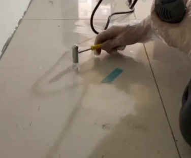 潼南瓷砖开裂维修公司专业分享瓷砖在铺贴前如果没有沥干水分，将会导致以下问题